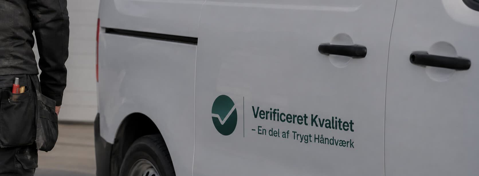 Varevogn med Trygt Håndværks mærke på siden
