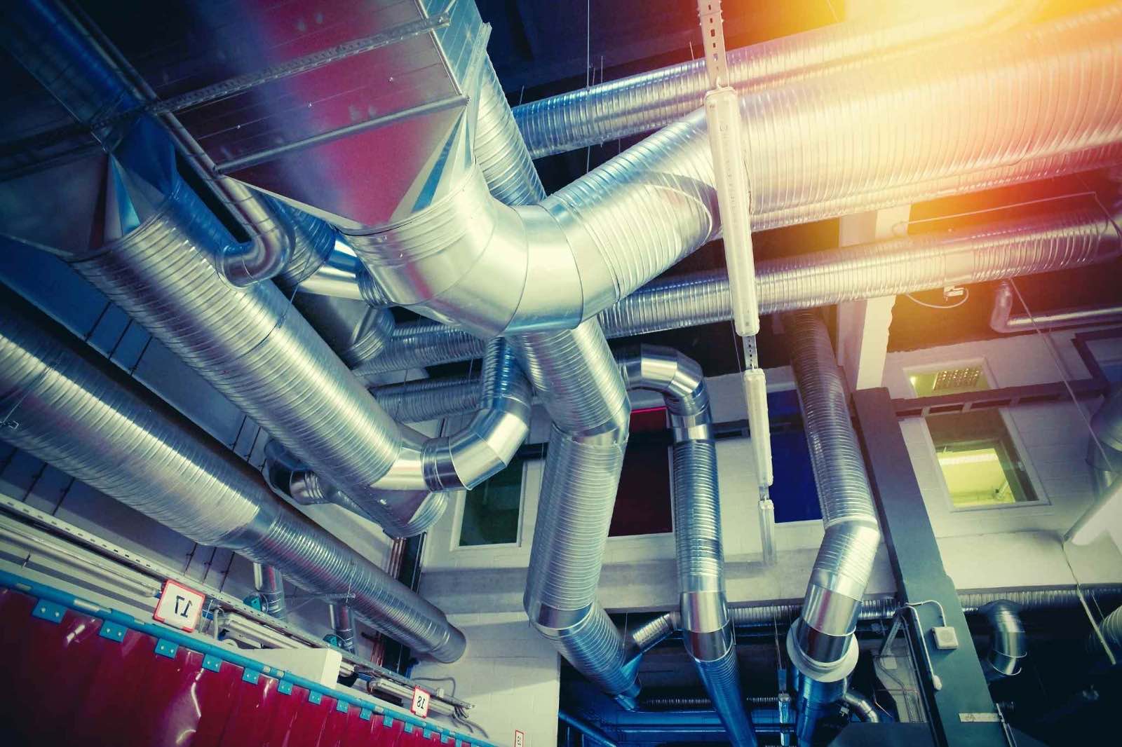 Montage af ventilationskanaler i erhvervslokale
