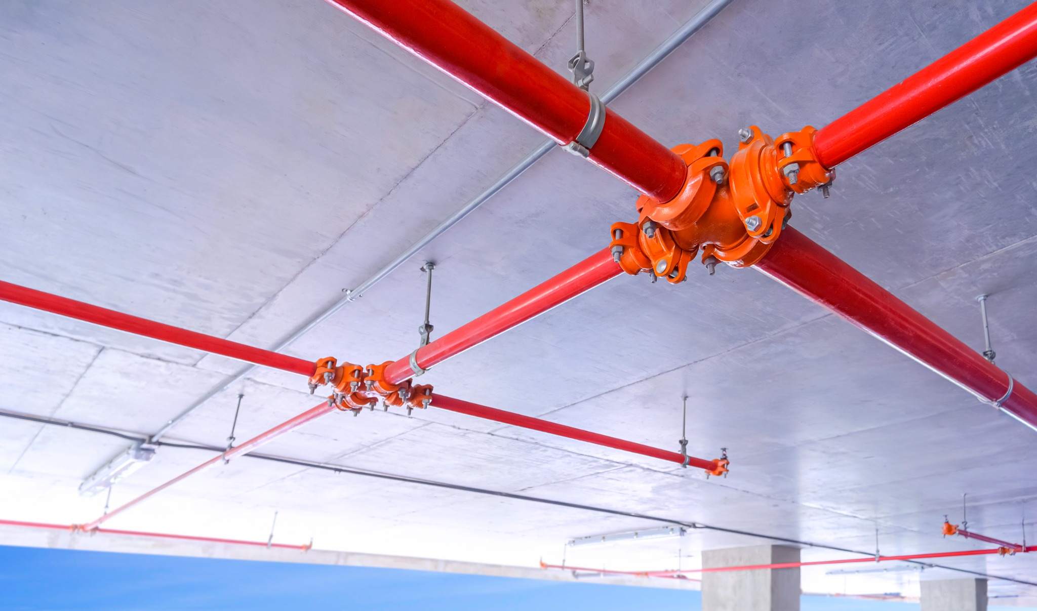 Sprinklerinstallation under loft i erhvervsbyggeri